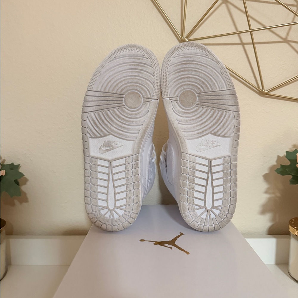Jordan 1 Mid Sneakers - Picture 4 of 4